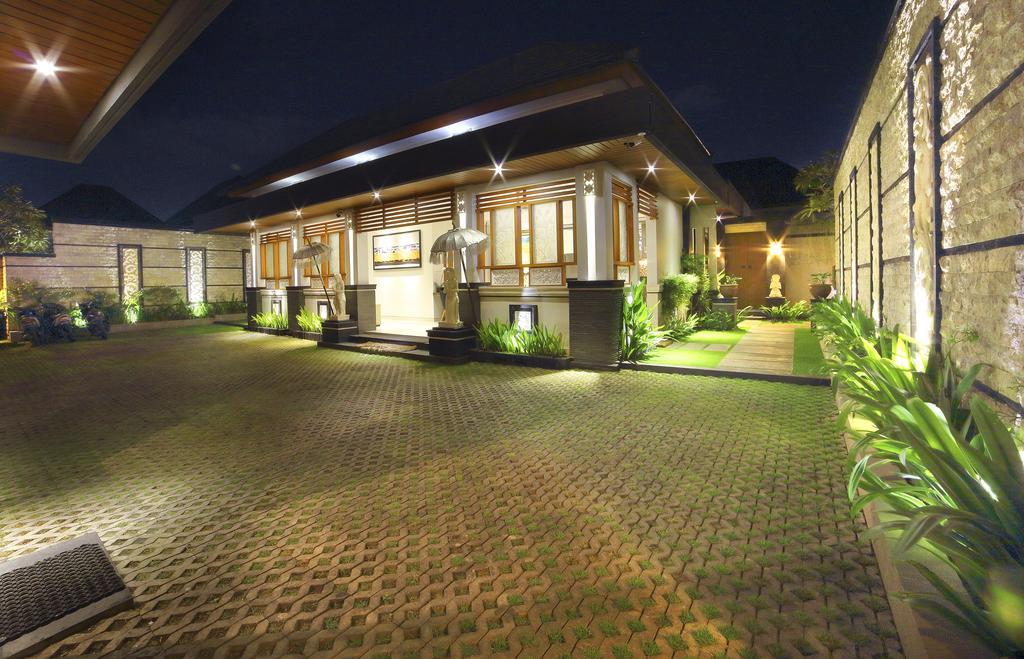 The Banyumas Suite Villa Legian Extérieur photo